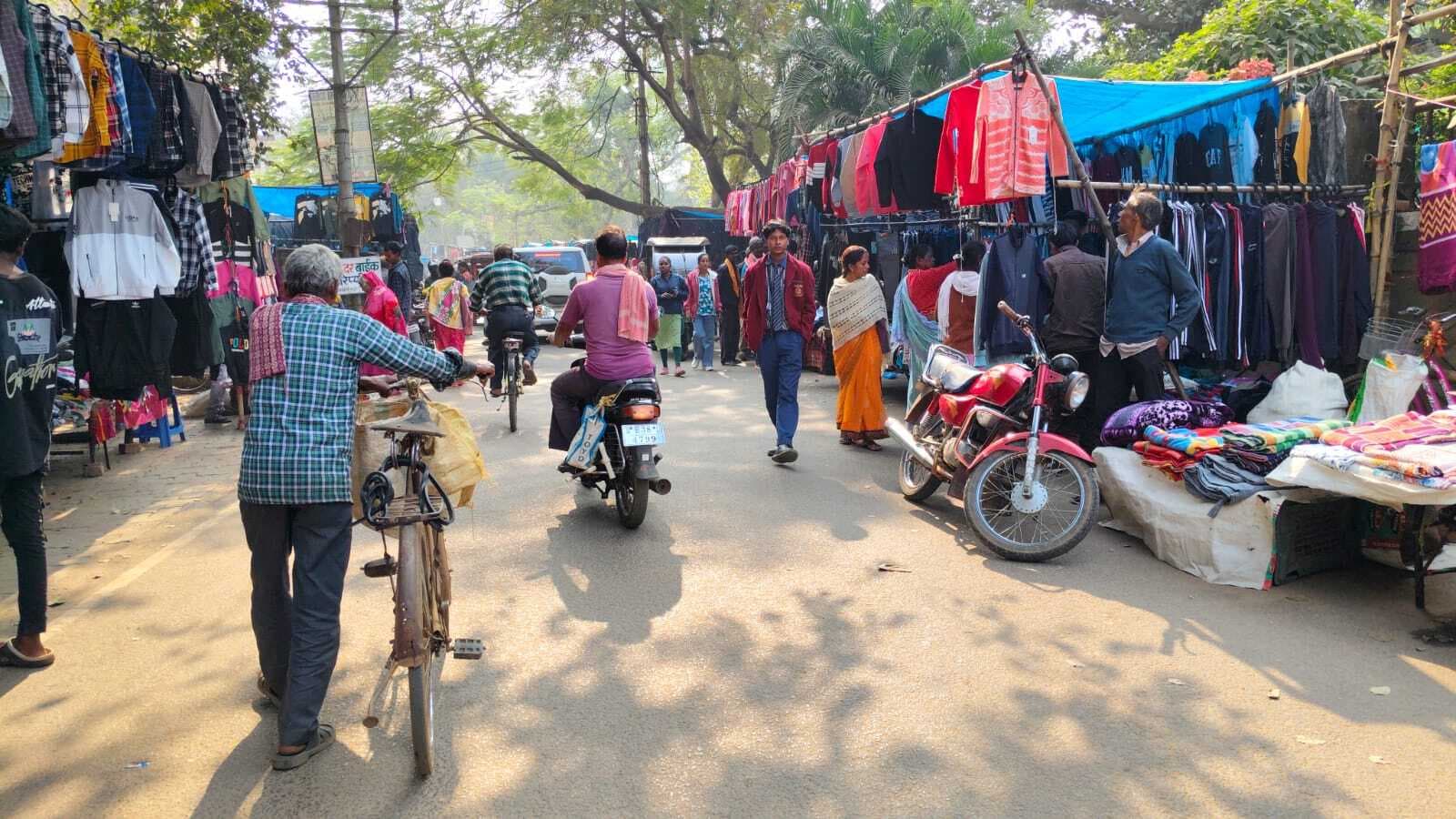 अतिक्रमण हटाने के बाद भी लग गयीं दुकानें, जाम का खतरा