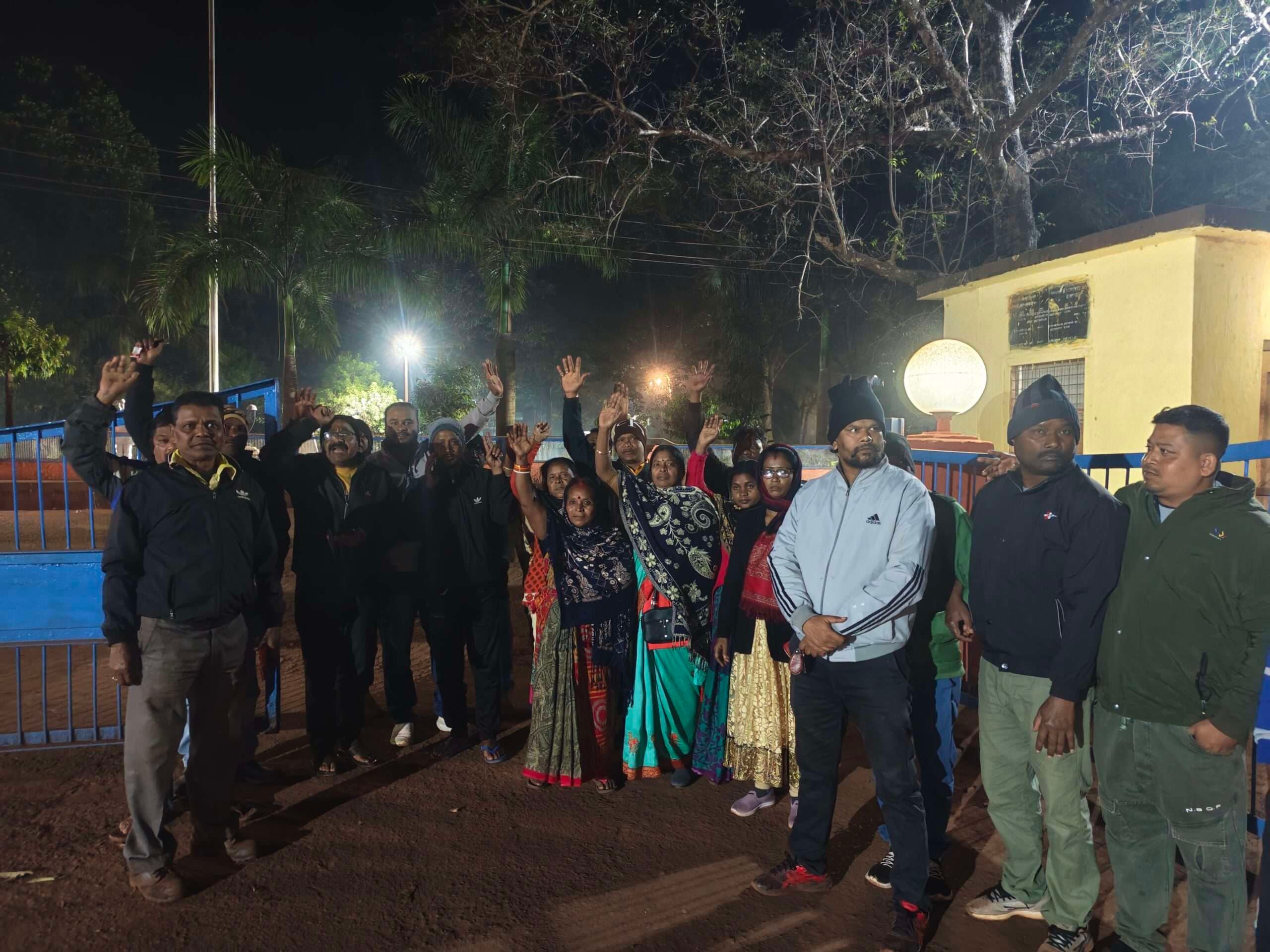 Chaibasa News : गुवा सेल में 20 बाहरियों की बहाली का विरोध