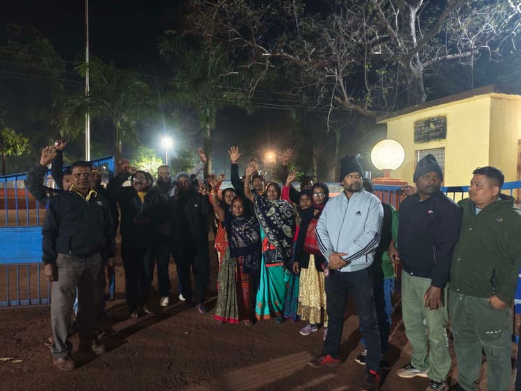 Chaibasa News : गुवा सेल में 20 बाहरियों की बहाली का विरोध