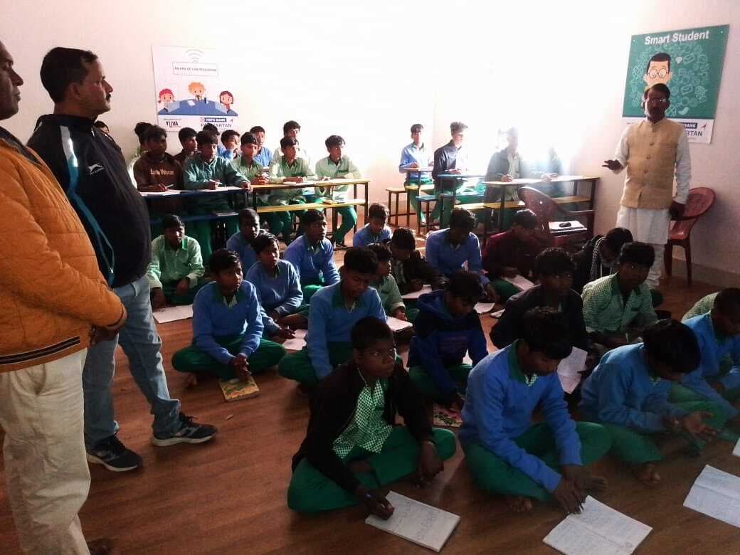 कड़ाके की ठंड में फर्श पर बैठकर परीक्षा देते दिखे छात्र-छात्राएं