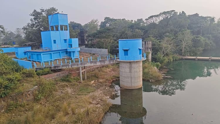 Seraikela Kharsawan News : खरसावां जलपूर्ति योजना की रफ्तार सुस्त, 2 साल बाद भी नहीं पहुंचा पानी