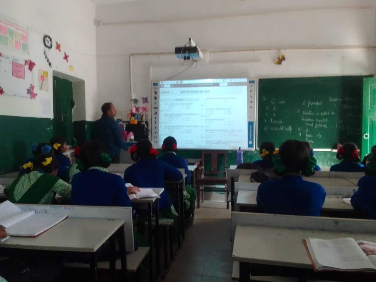 Chaibasa News : प्रयोगशाला में तकनीशियन नहीं साइंस-आर्ट्स में शिक्षकों की कमी