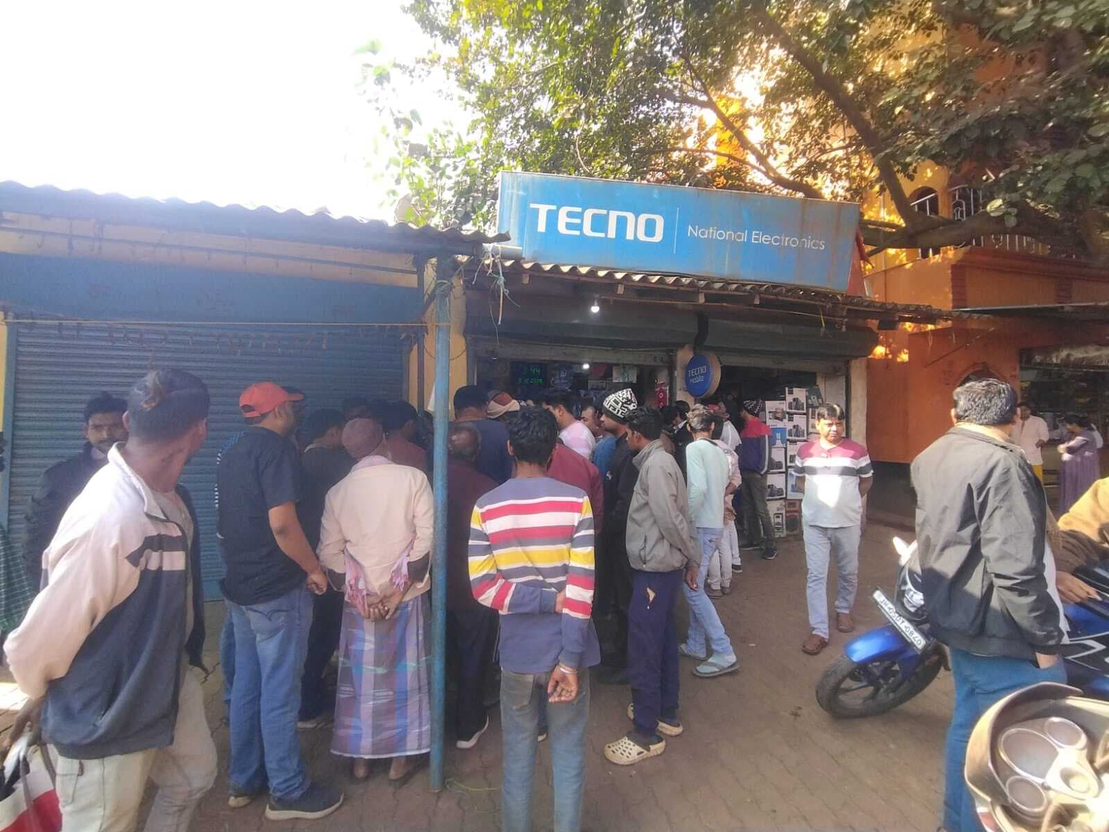 Chaibasa News : दुकान की सीलिंग काटकर 11 मोबाइल की चोरी, दो नाबालिग पकड़ाये, तीन फरार