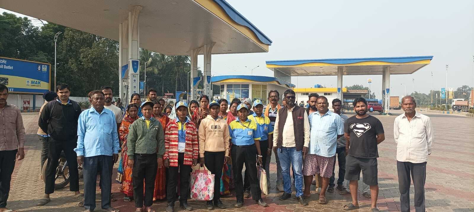 East Singhbhum News : मजदूरों को हटाने के विरोध में पेट्रोल पंप से पांच घंटे बिक्री रोकी