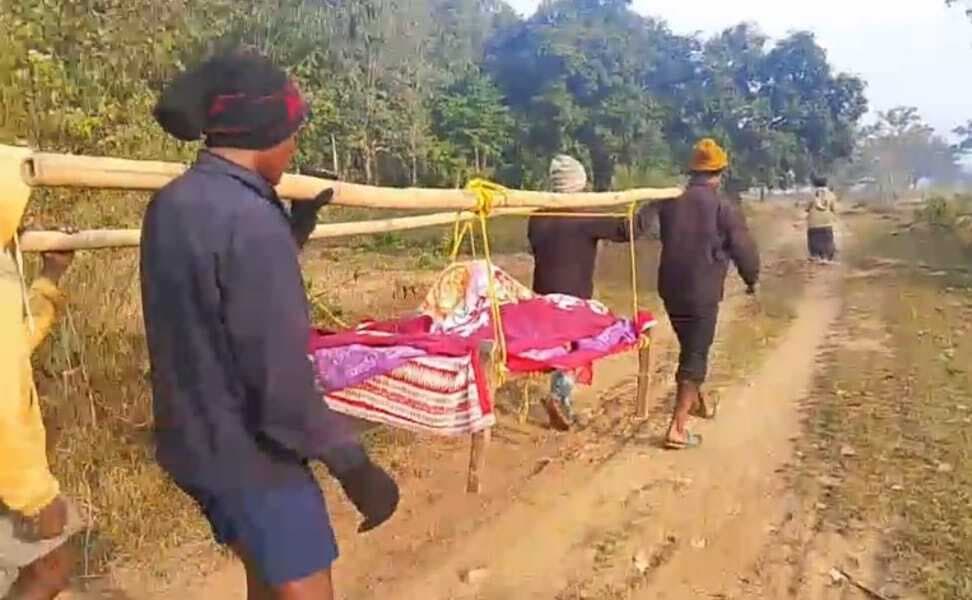 East Singhbhum News : खाना पका रही महिला झुलसी, गंभीर ग्रामीणों ने खटिया पर पहुंचाया अस्पताल