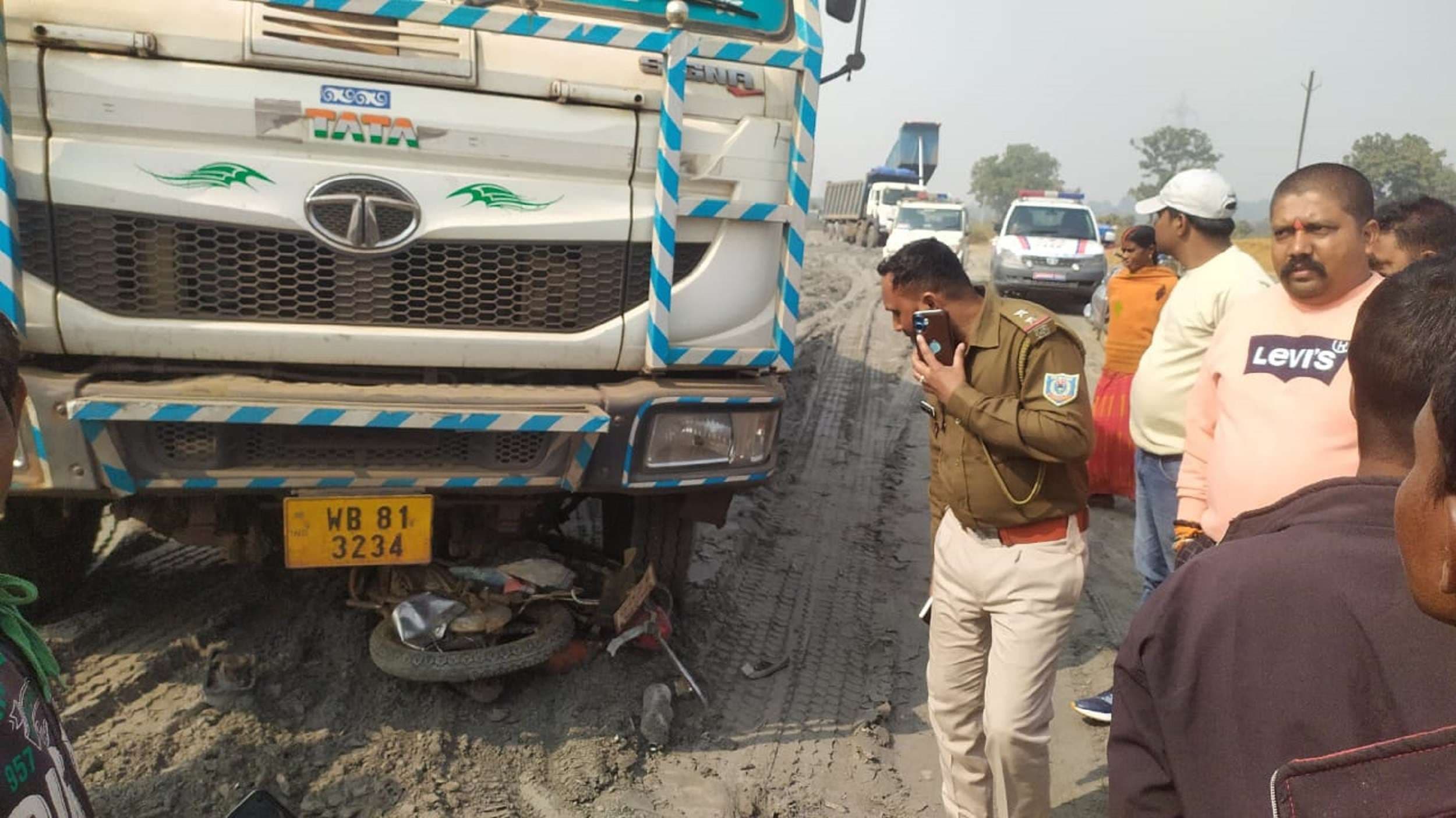 Bokaro News : हाइवा की चपेट में आकर बाइक क्षतिग्रस्त, बाल-बाल बचा युवक