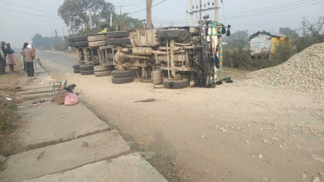 गिट्टी लदा ट्रेलर रेलिंग तोड़ कर पलटा