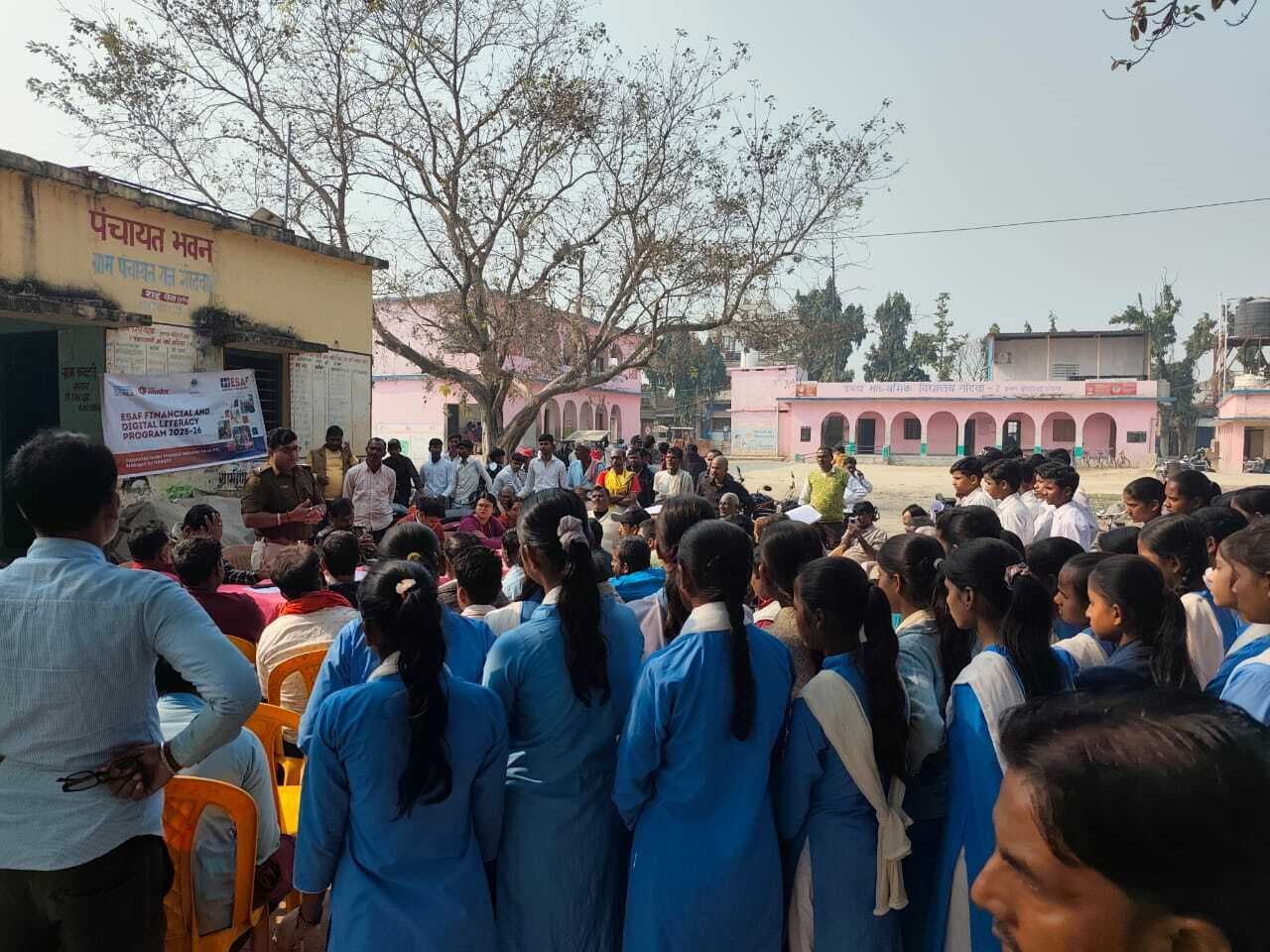 Motihari: चौपाल लगा ठगी से बचने के लिए किया जा रहा जागरूक