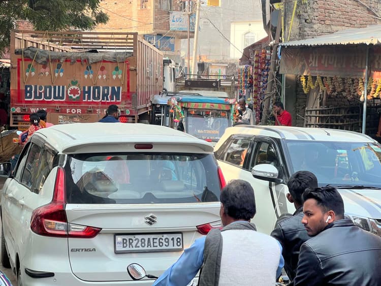 बथुआ बाजार में अतिक्रमण से महाजाम, एंबुलेंस तक फंसी, स्कूली बच्चे रहे बेहाल