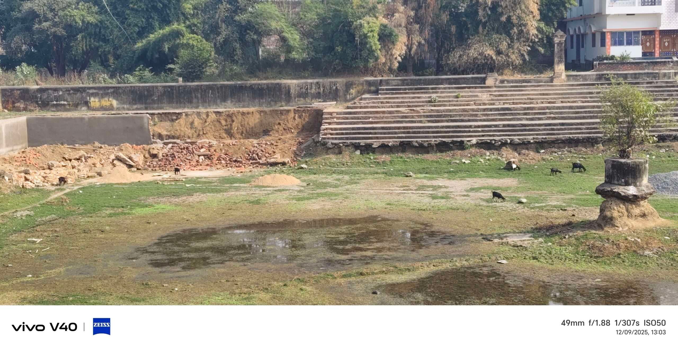 तालाब की मरम्मत शुरू होती ही नयी दीवार गिरी