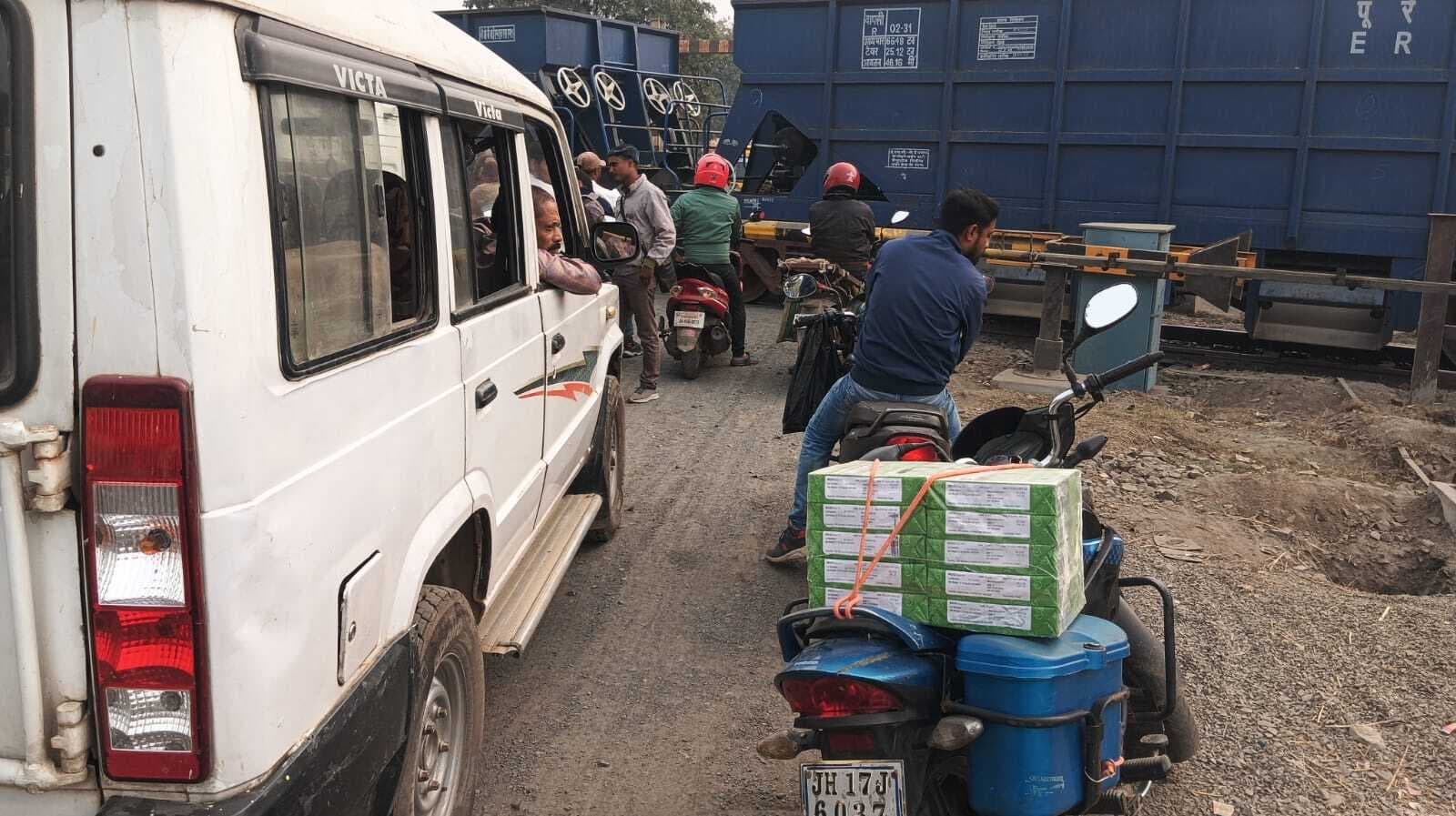 मालगाड़ियों के खड़े रहने से प्यादापुर रेलवे फाटक पर लगता है जाम, लोग परेशान