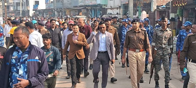 अतिक्रमण हटाने के दौरान भीड़ हुई उग्र, पुलिस को करनी पड़ी लाठीचार्ज