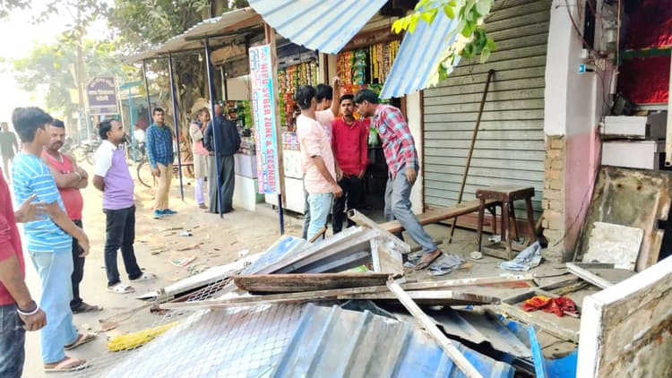 प्रशासनिक उद्घोषणा के बाद दुकानदार खुद ही हटाने में जुट गये अवैध कब्जा