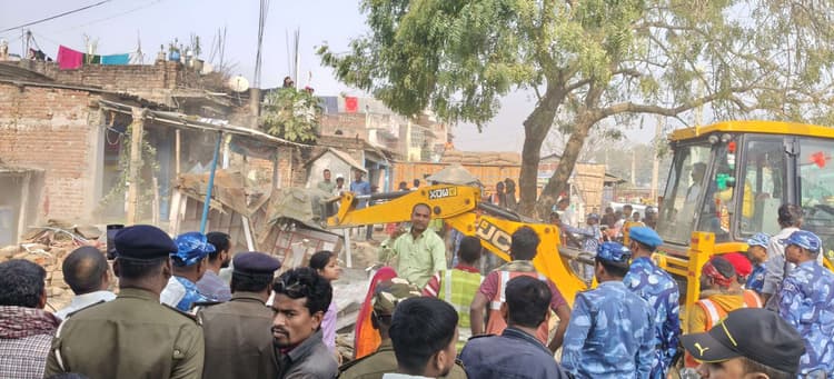 सड़क किनारे सजी दुकानों को हटाया, कई अतिक्रमणकारियों से काटा चालान