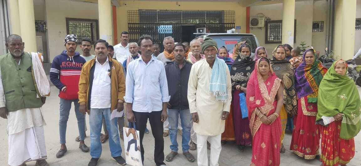 अतिक्रमण हटाने का नोटिस मिलने पर ग्रामीणों ने प्रखंड कार्यालय पर किया प्रदर्शन