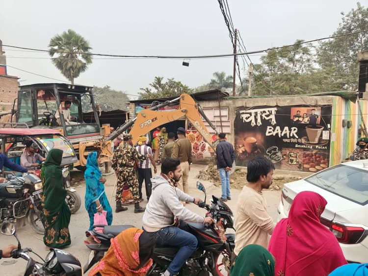 Samastipur News:सरायरंजन में अतिक्रमण पर चला प्रशासन का बुलडोजर