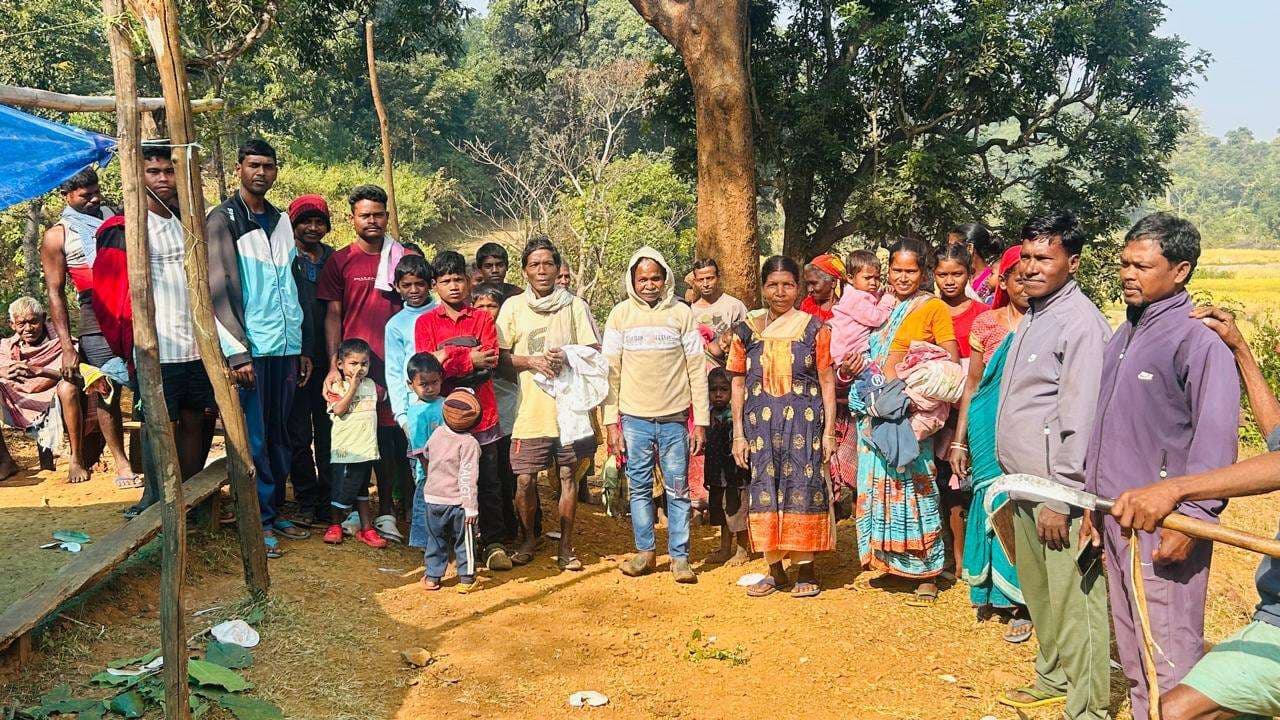 जरूरतमंदों के बीच कपड़े का वितरण