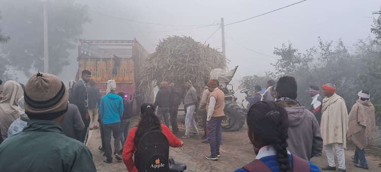 घने कोहरे में ट्रक-ट्रैक्टर की आमने-सामने हुई टक्कर, बाल-बाल बचे चालक