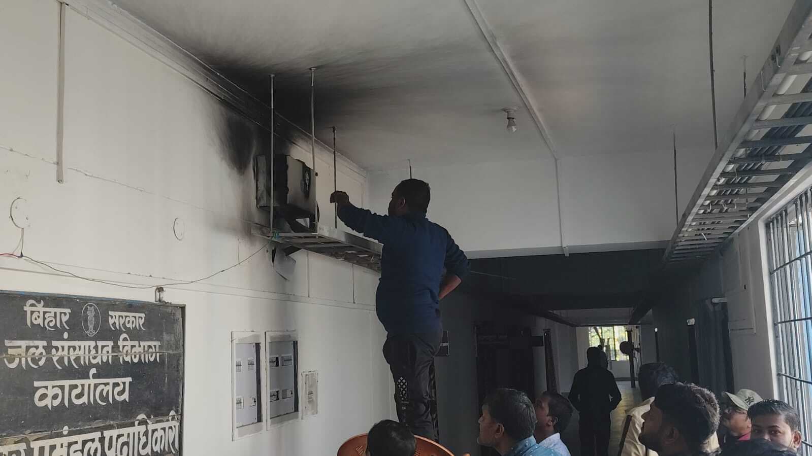 कौशिकी भवन में शॉर्ट सर्किट से लगी आग, बड़ा हादसा टला