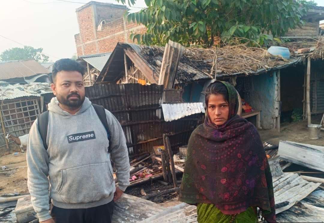 त्रिलोकी टोला में आग लगने से किराना दुकान जलकर राख, हजारों की क्षति