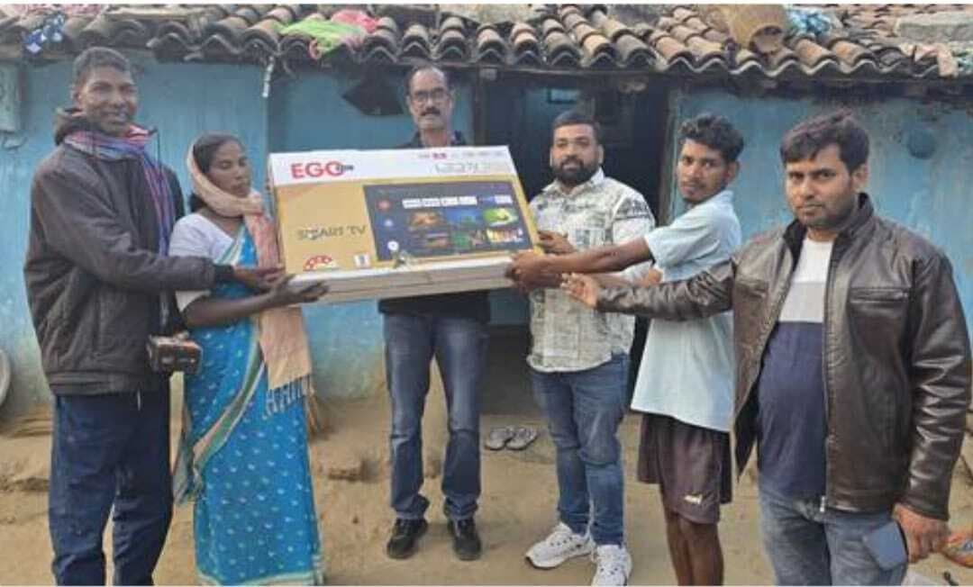 झामुमो नेता ने खिलाड़ी के परिजनों को दी टीवी