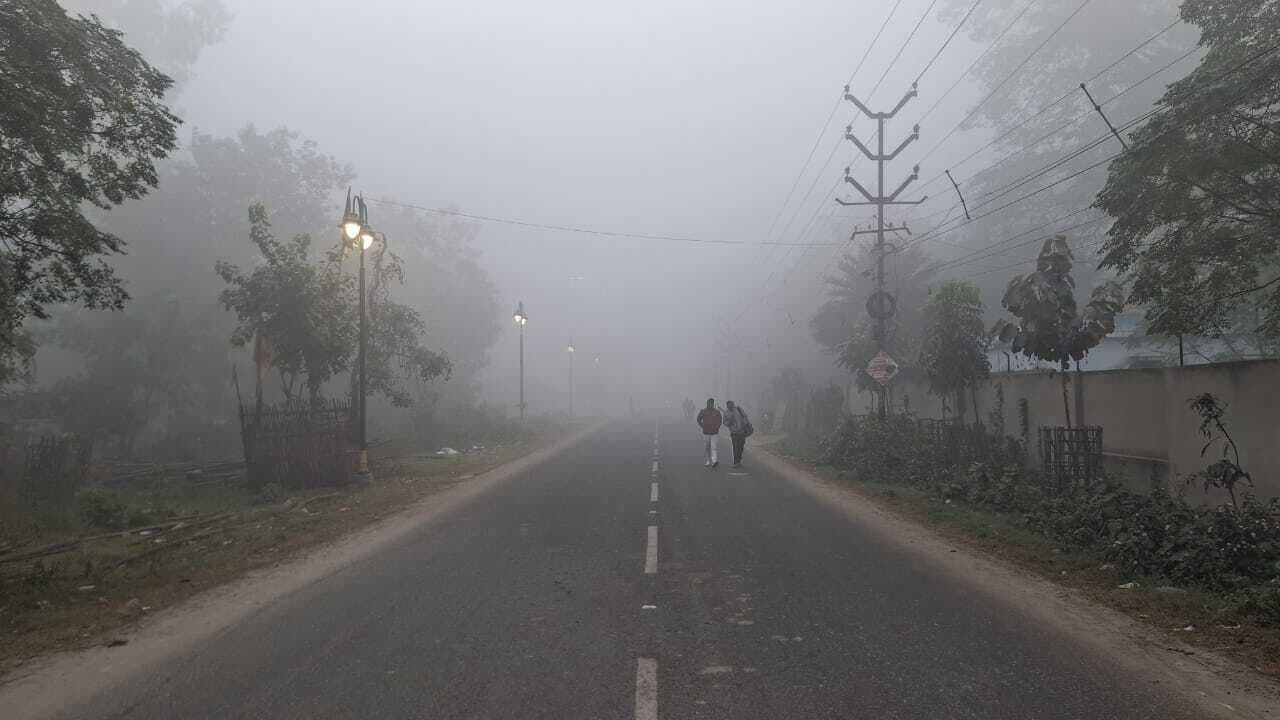 कोहरे के कारण सुबह आठ बजे तक धुंध में लिपटी रही सड़कें