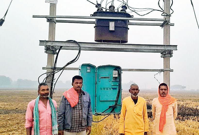 Buxar News : फ्यूज-स्विच के बिना चल रहा ट्रांसफॉर्मर, किसानों की जान पर मंडरा रहा खतरा