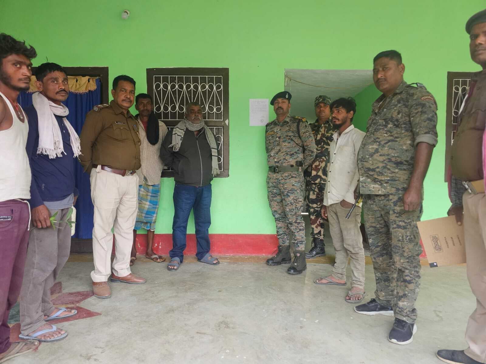 हत्या मामले में फरार आरोपितों के घर रघुवंशनगर पुलिस ने चिपकाया इश्तेहार