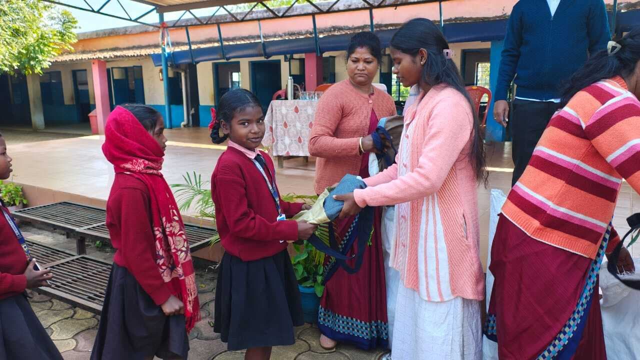 विद्यार्थियों के बीच किट व नोटबुक का वितरण