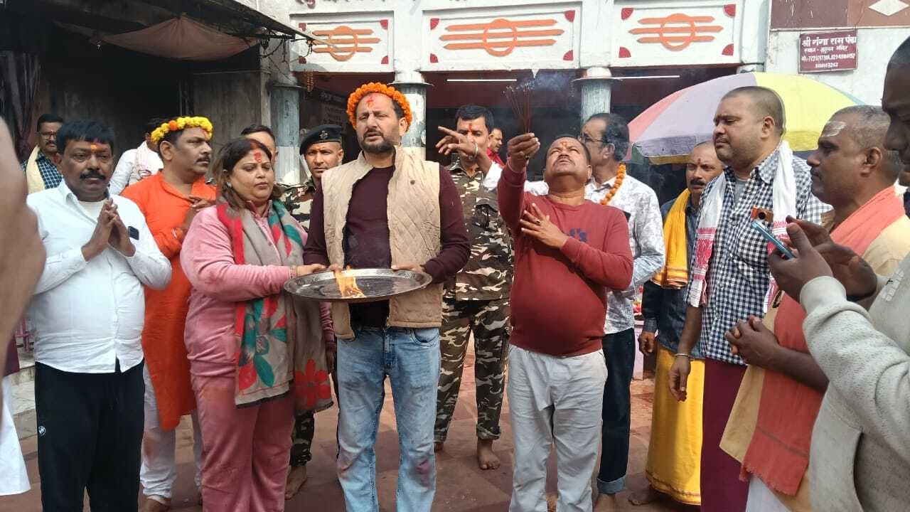 छातापुर विधायक ने सपरिवार की बाबा की पूजा
