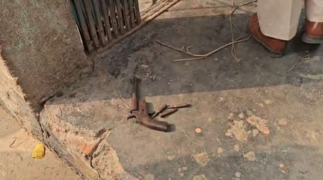मुखिया के घर के पास देसी कट्टा व कारतूस फेंकने का लगाया आरोप