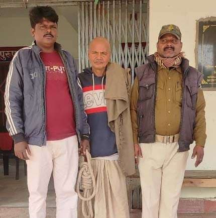 एक प्राथमिकी अभियुक्त व एक शराबी धराया