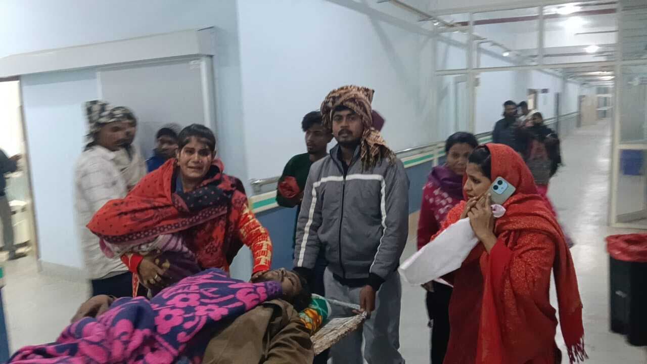 जादोपुर में पिकअप की चपेट में आने से दो युवक घायल, सदर अस्पताल में भर्ती