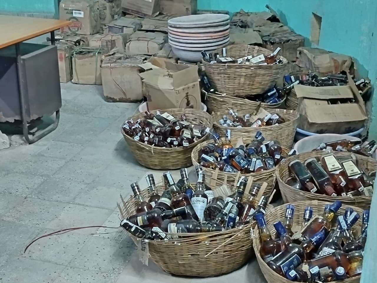 मकान से 2000 बोतल विदेशी शराब बरामद