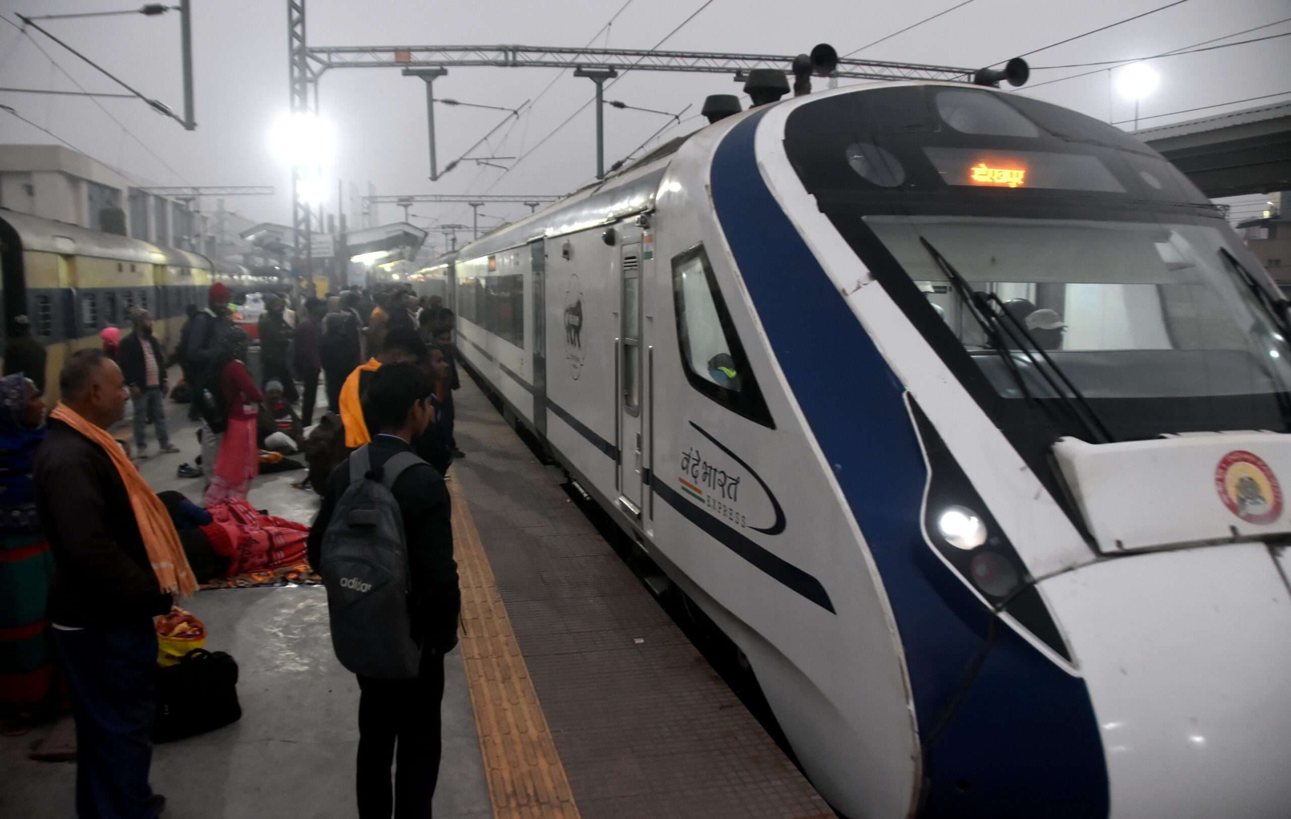 छह महीने से बगैर कोच इंडिकेटर के जंक्शंन पर प्लेस होती है, वंदे भारत