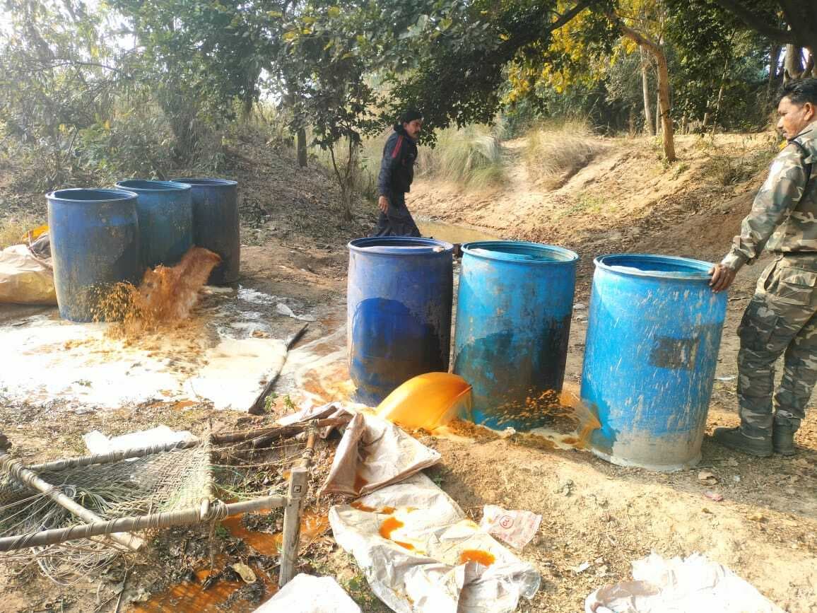 अवैध शराब के खिलाफ छापामारी, दो गिरफ्तार