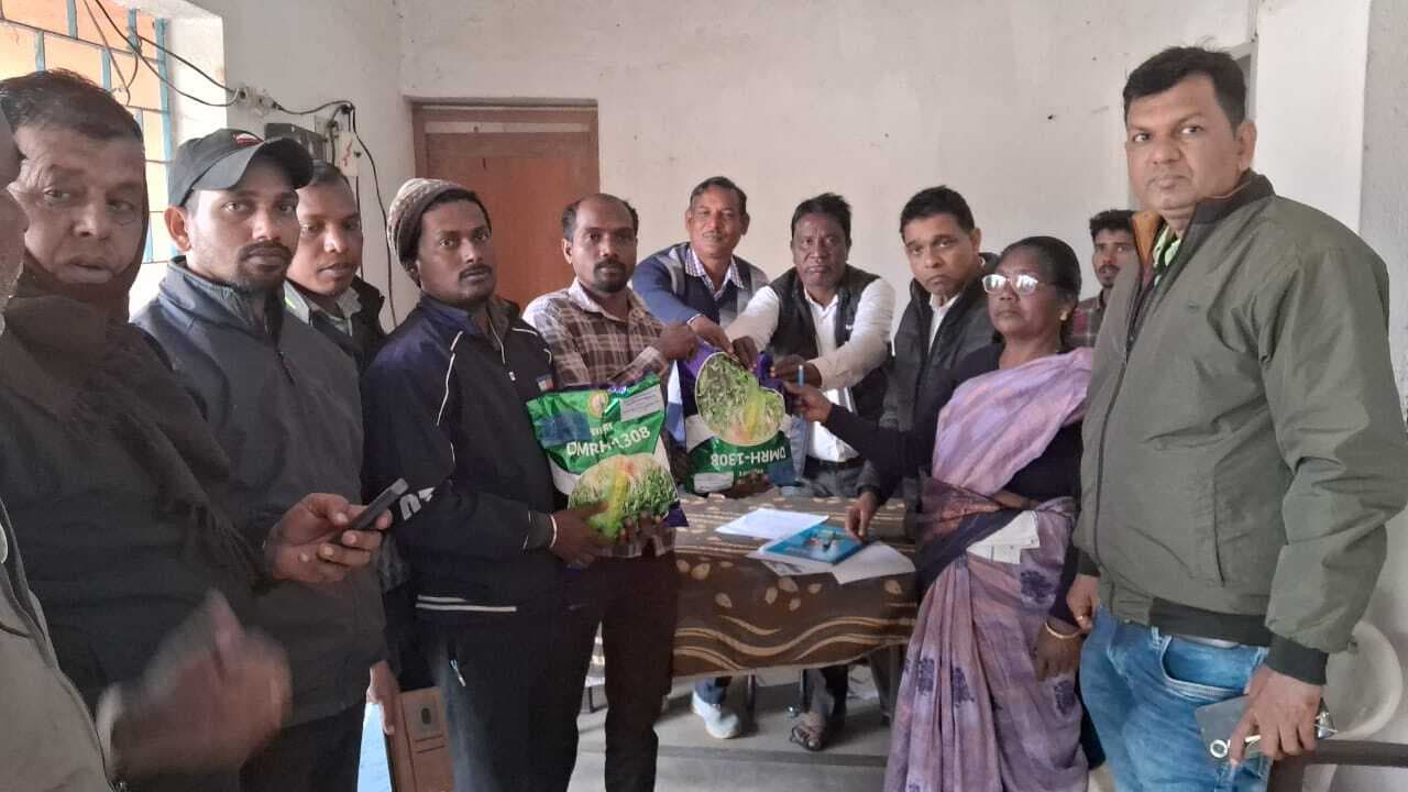 किसानों को दिया गया मसूर व मक्के का बीज