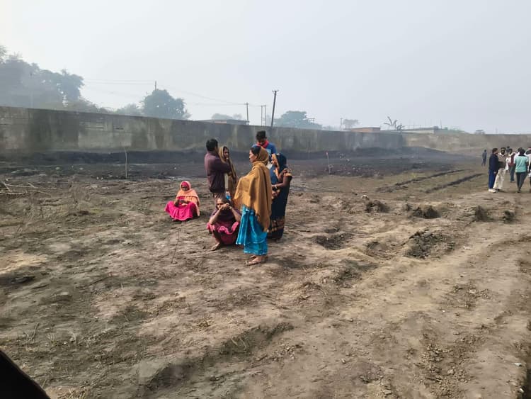 कब्रिस्तान में शव दफनाने को लेकर चार घंटे किया सड़क जाम