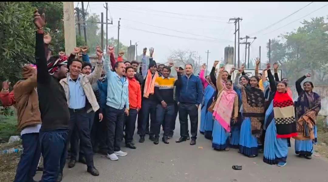 संडे बंद करने के विरोध में कोल कर्मियों ने किया प्रदर्शन