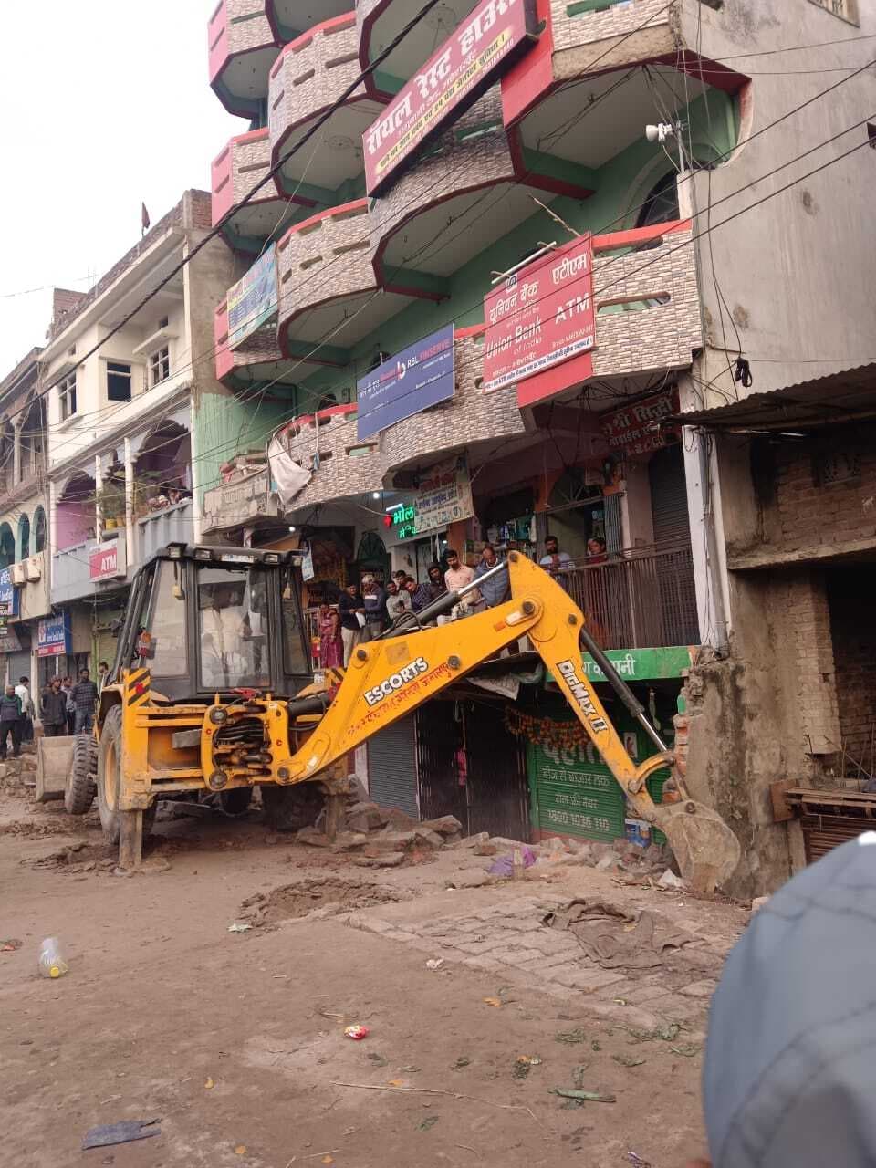 महेशखूंट में चलाया अतिक्रमण हटाओ अभियान, तोड़ी गयी अवैध दुकानें