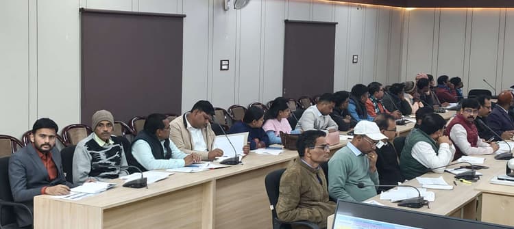 योजनाओं को अंतिम पंक्ति तक पहुंचाने के लिए कार्य करें अधिकारी : डीएम