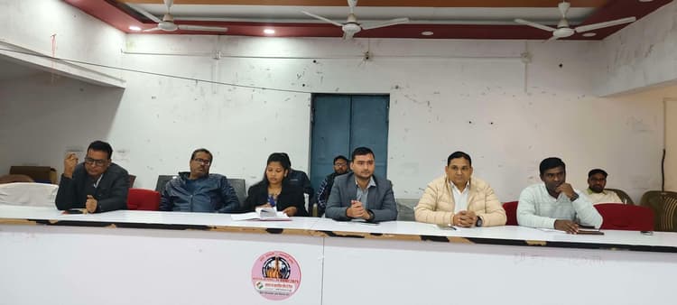 पंचायत समिति की बैठक में विभागीय अधिकारियों की गैर हाजरी से हंगामा, सदस्यों ने जताया कड़ा विरोध