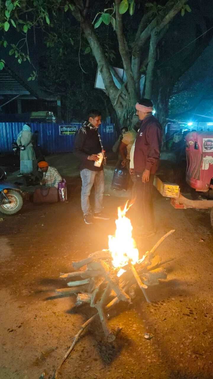 कनकनी बढ़ते ही चौक-चौराहा, बस स्टैंड, रेलवे स्टेशन पर की गयी अलाव की व्यवस्था