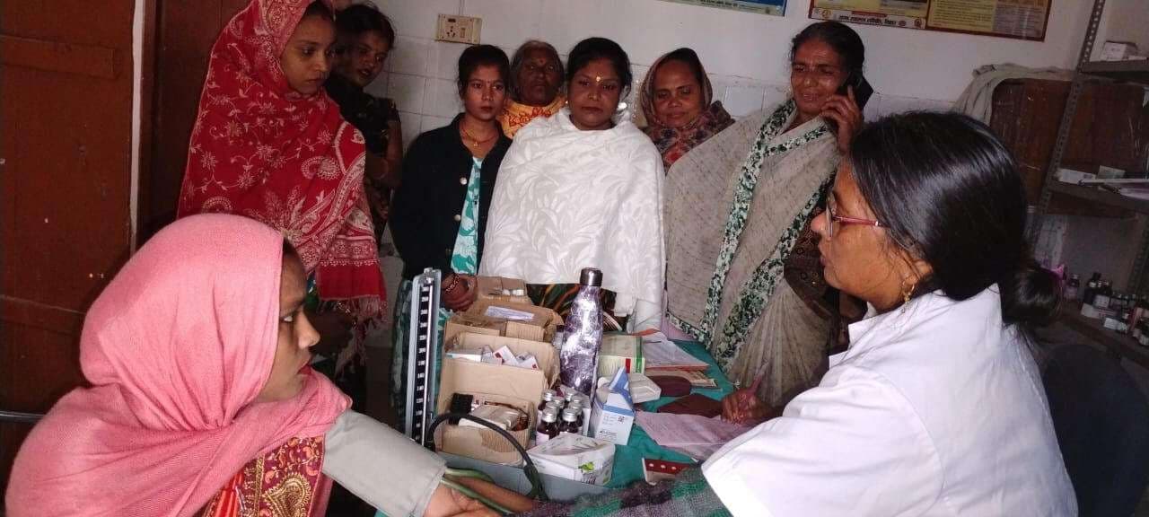 बलहा बाजार में गर्भवती महिलाओं के लिए लगा स्वास्थ्य जांच शिविर