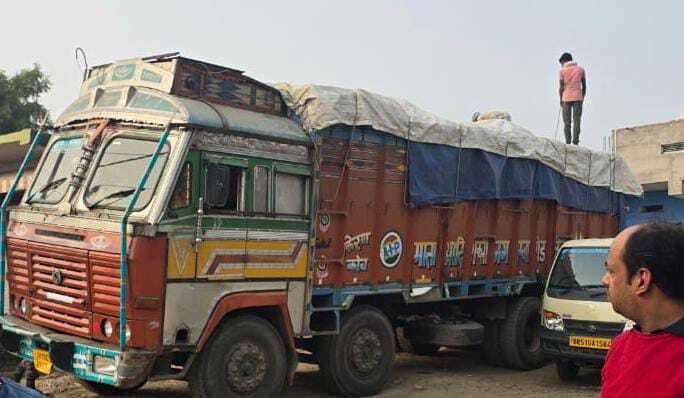 हनवारा में सरकारी चावल लदे दो वाहन पकड़ाया, गोदाम हुआ सील