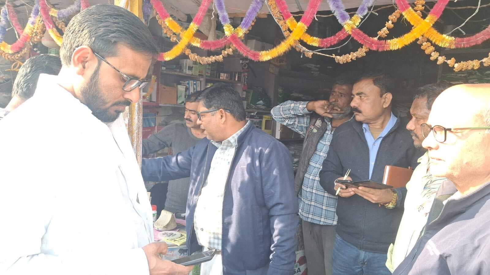 Madhubani News : उर्वरक निगरानी समिति के सदस्यों ने की बीज दुकानों की जांच