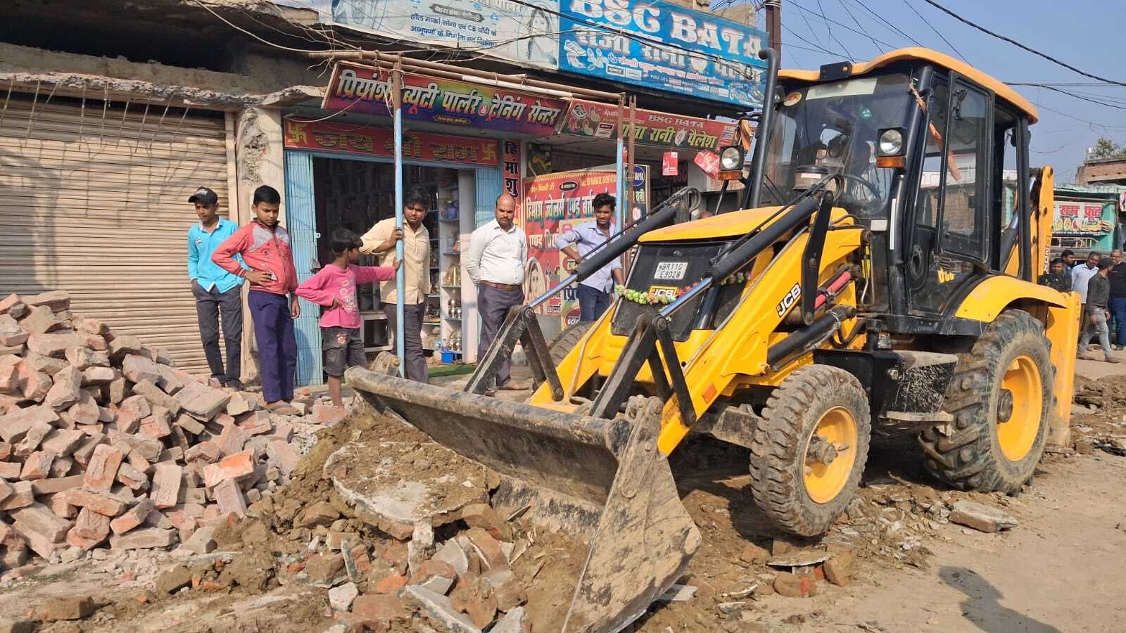 Madhubani News : बेनीपट्टी मुख्यालय बाजार में जेसीबी से हटायी गयी फुटपाथी दुकानें