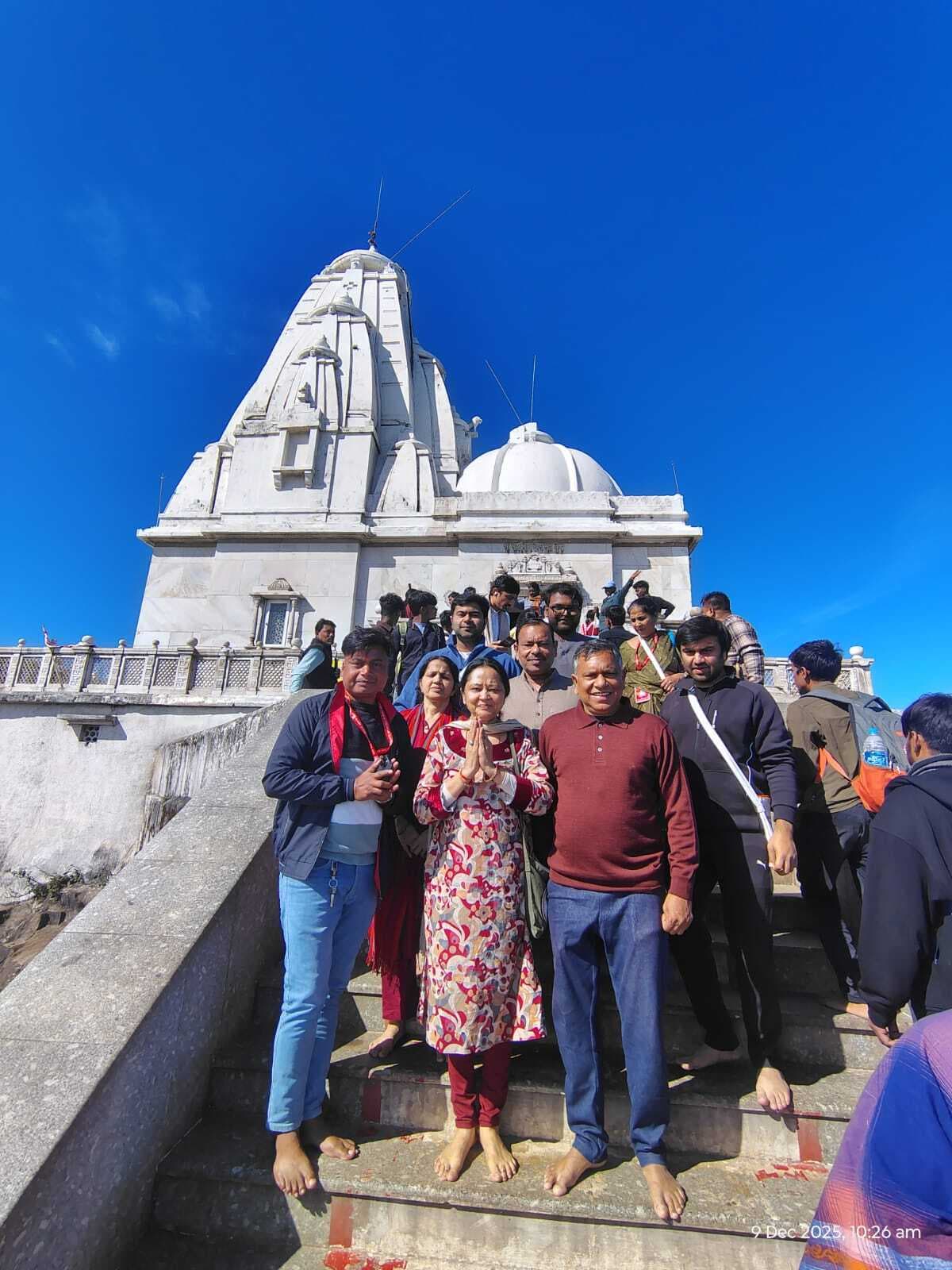 Giridih News :1100 यात्रियों का जत्था शिखरजी पहुंचा