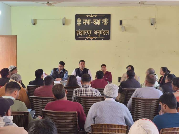 Madhubani News : एसडीएम लंबित निर्वाचन संबंधी कार्यों की समीक्षा की