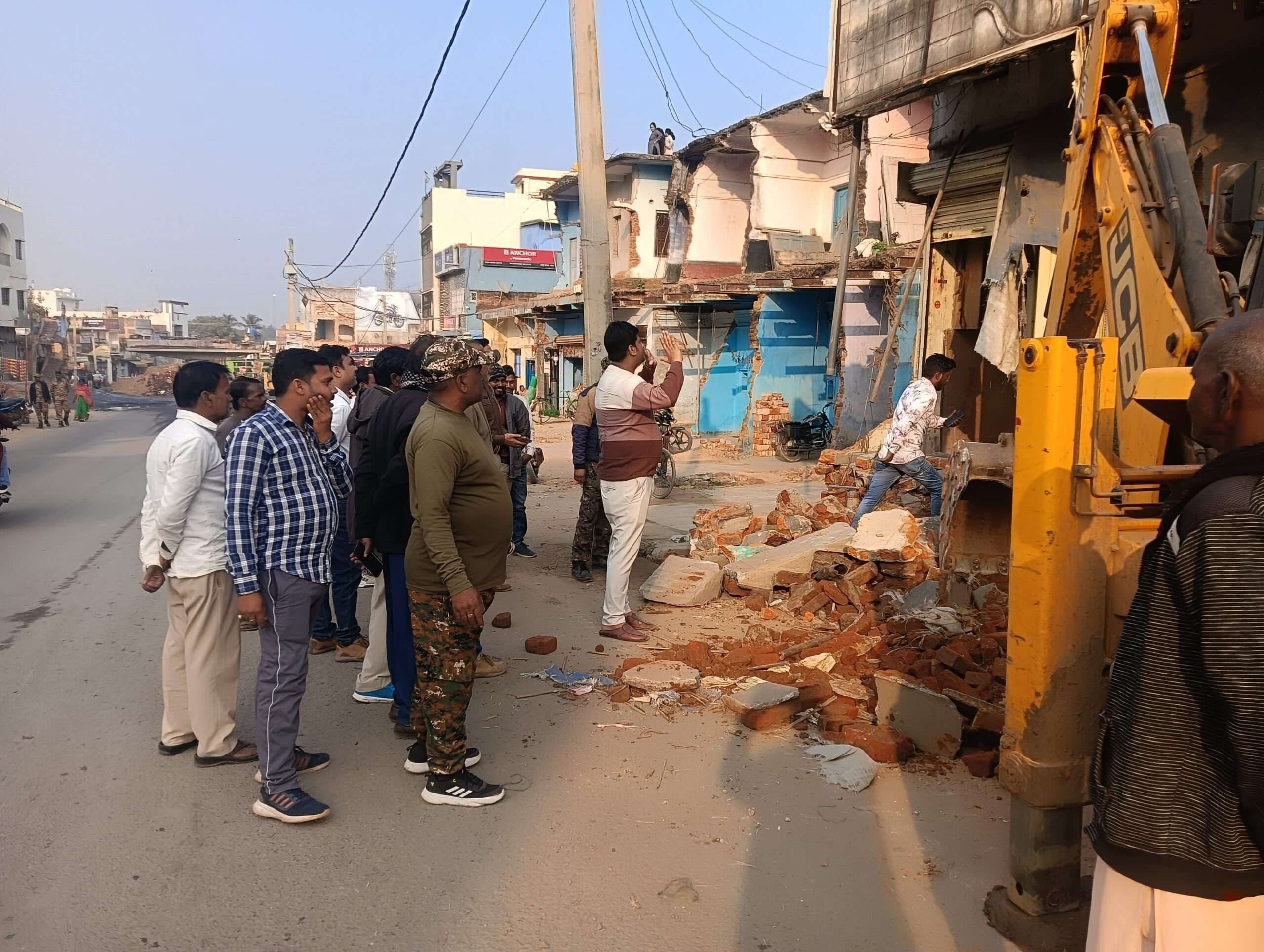 Giridih News :आरओबी में बाधक बन रहे भवनों पर चला बुलडोजर